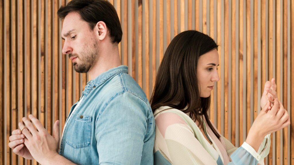 Pareja se quita el anillo de matrimonio / Freepik