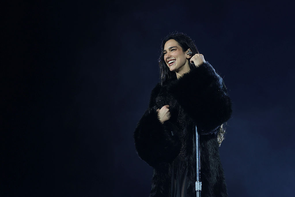 Dua Lipa sorprendió con homenaje a Shakira en su concierto en Bogotá