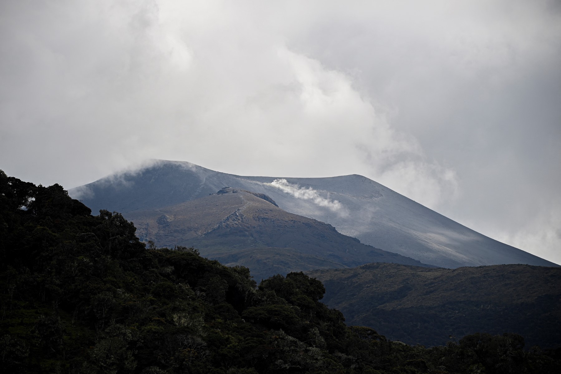 Activan sala de crisis por nueva alerta naranja en volcán colombiano