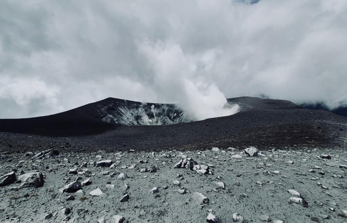 Ordenan evacuación a poblaciones cercanas a volcán que está botando ceniza
