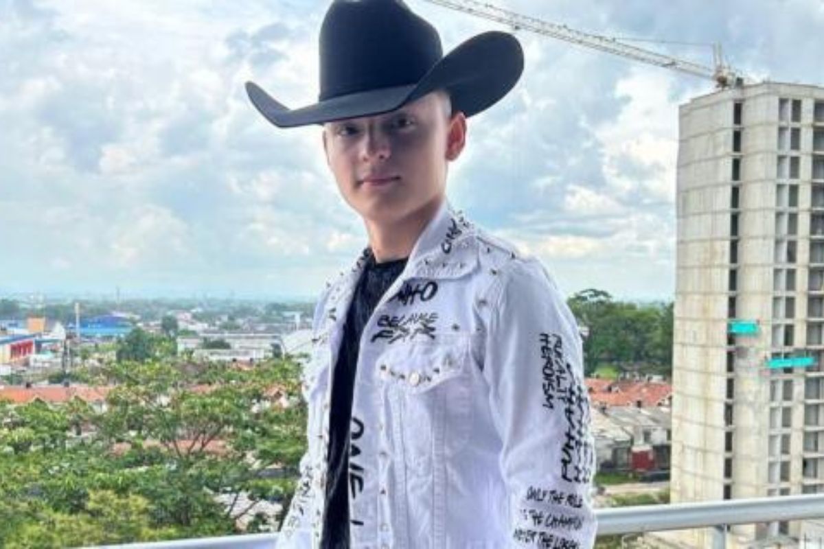 Liberaron a hijo de Giovanny Ayala y su mánager, secuestrados hace más de 2 semanas en el Cauca. Los encontron en carpas. 