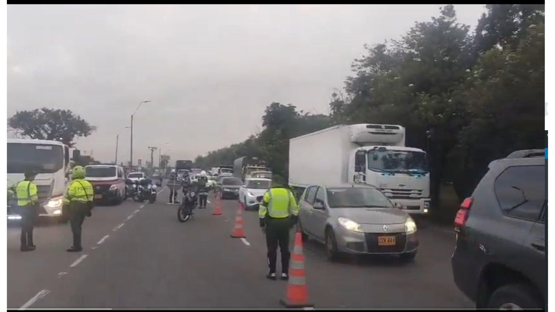 Video del trancón en la Autopista Norte hoy por tractomula que se partió en dos