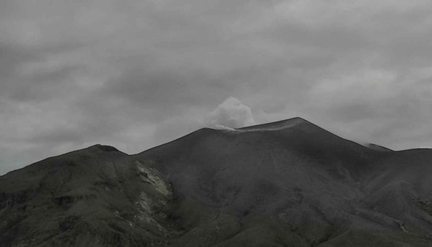 Volcán Puracé sigue en alerta naranja por temblores, columnas de humo y ceniza