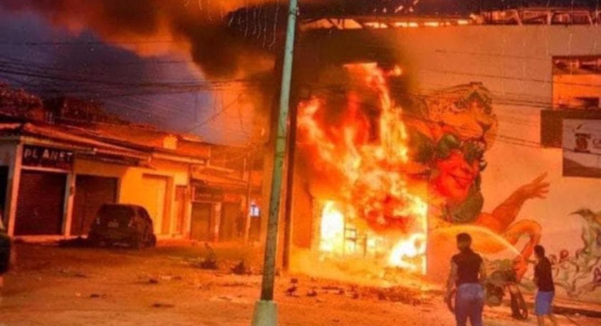 Atentado en Balboa, Cauca, hoy 6 de diciembre: moto carga de explosivos fue detonada cerca de estación y dejó dos heridos e incendio.
