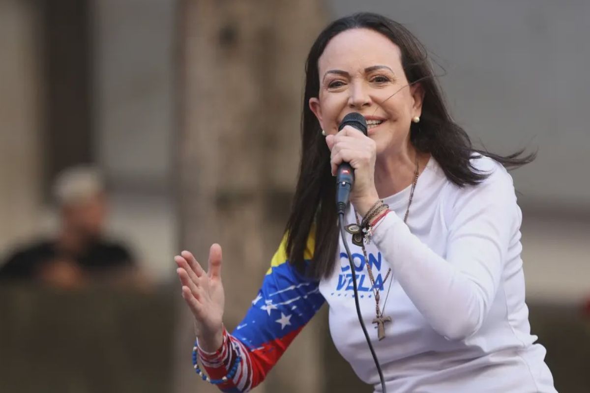 Rueda de prensa de Corina Machado se retrasa y hay dudas de su paradero en la entrega del Nobel. Desde Venezuela lo tachan como "subasta". 