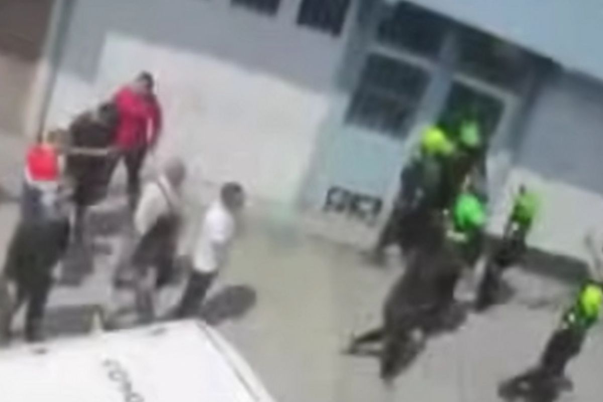 Hombre fue atacado por error con arma blanca en Bogotá y está en una UCI. Todo ocurrió en la noche de Velitas. 