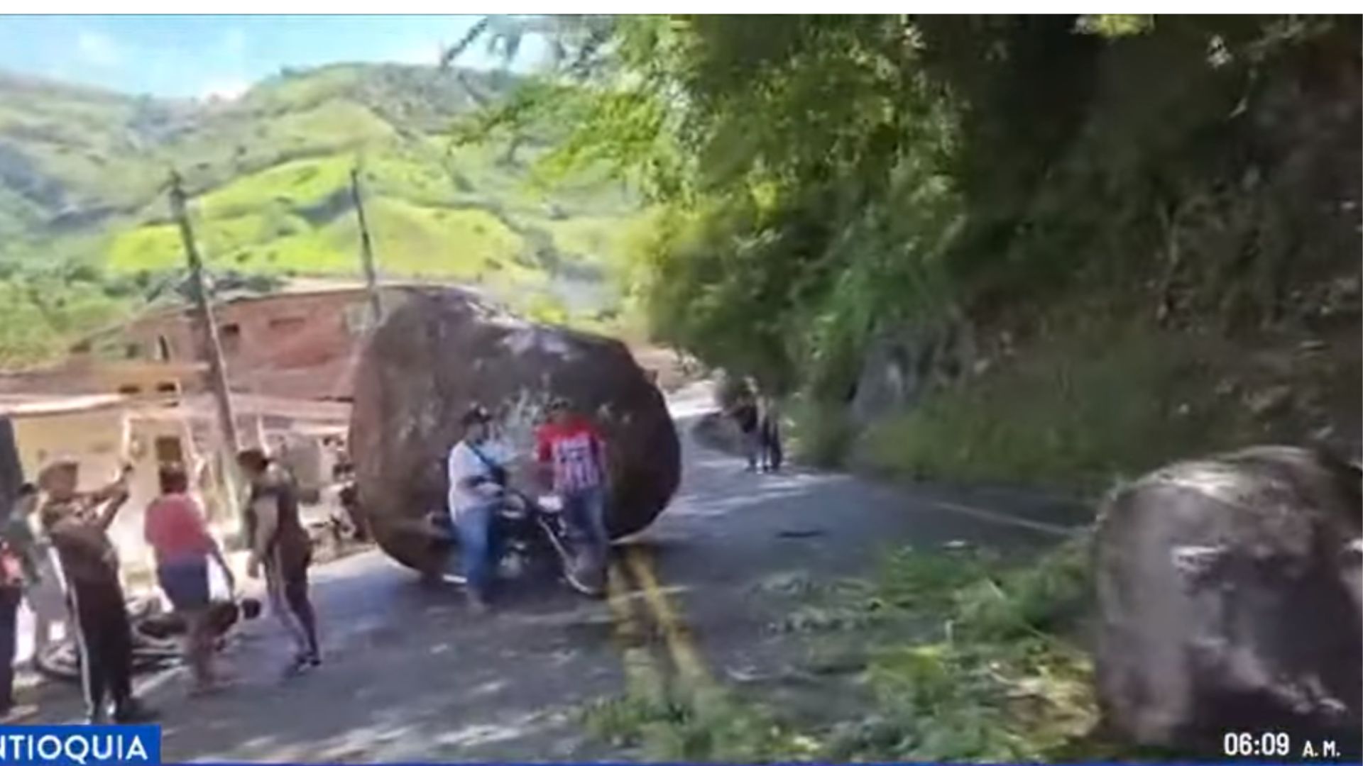 Una piedra gigante aplastó una moto en Dabeiba Antioquia y conductor se salvó 