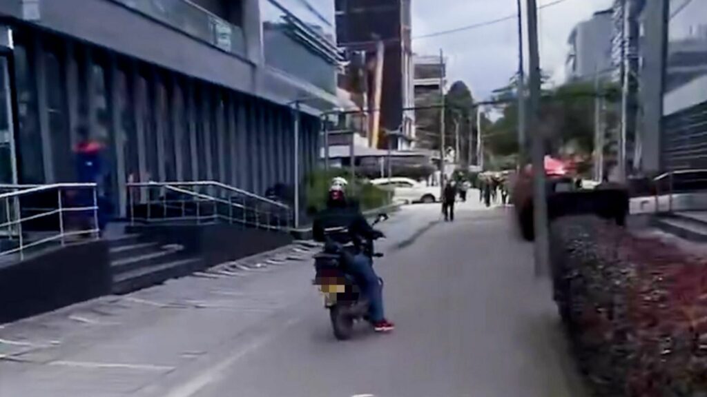 Motociclista por andén en Bogotá / Cortesía