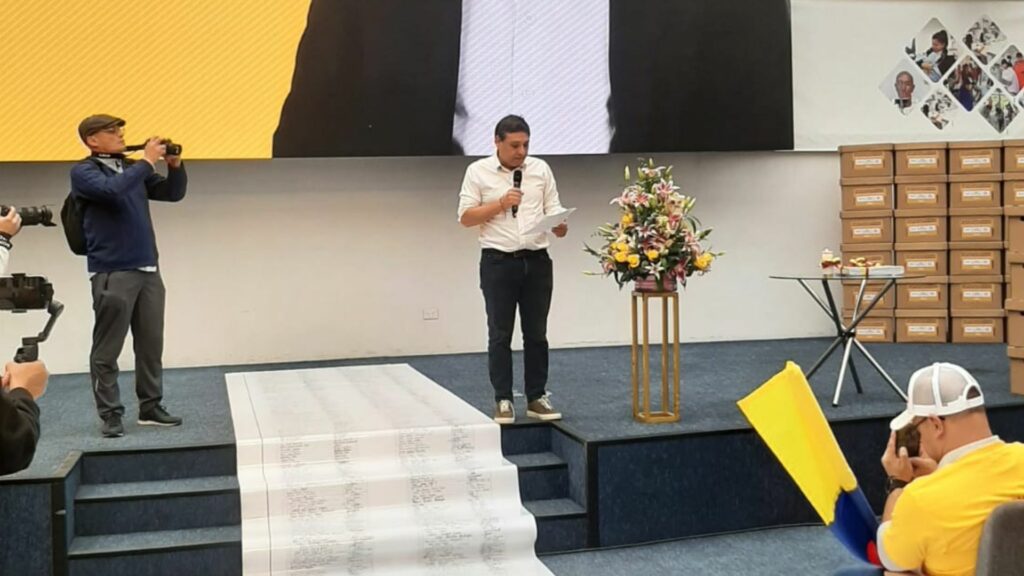 Mauricio Lizcano radicando firmas / Pulzo