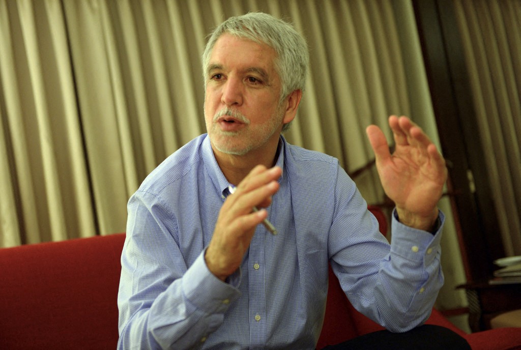 Peñalosa habló de problema que tuvo con aerolínea y le cayeron en redes