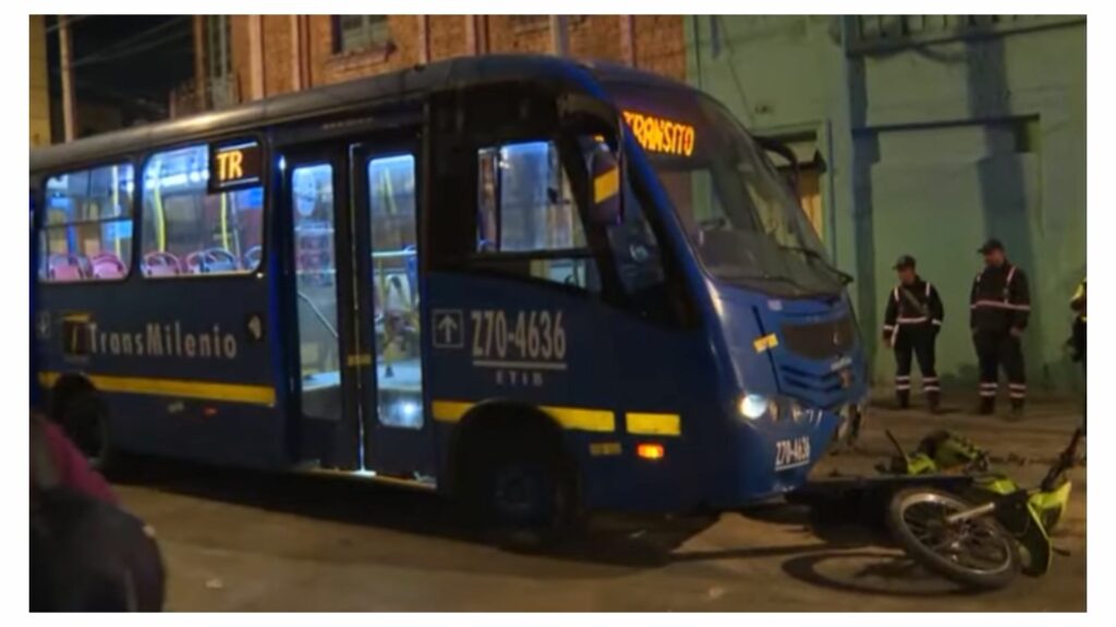 Accidente bus de SITP y patrullera de Policía / Captura de pantalla YouTube: Noticias Caracol