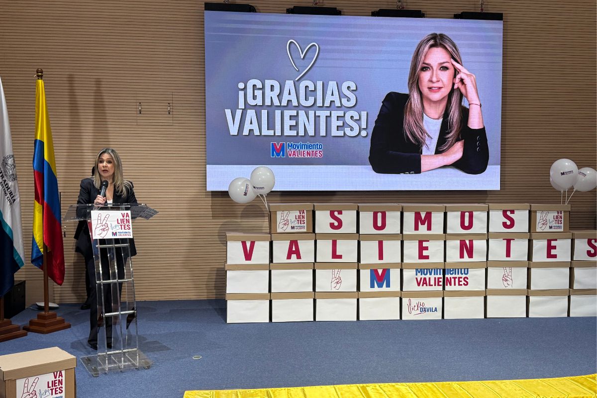 Vicky Dávila llegó con más de 1'300.000 firmas a la Registraduría e inscribió su candidatura. Dijo que se inspiró en María Corina Machado. 