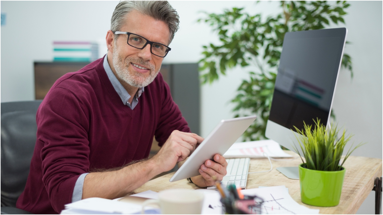 ¿Qué pasa si me pensiono y sigo trabajando en Colombia? Esto dice la ley
