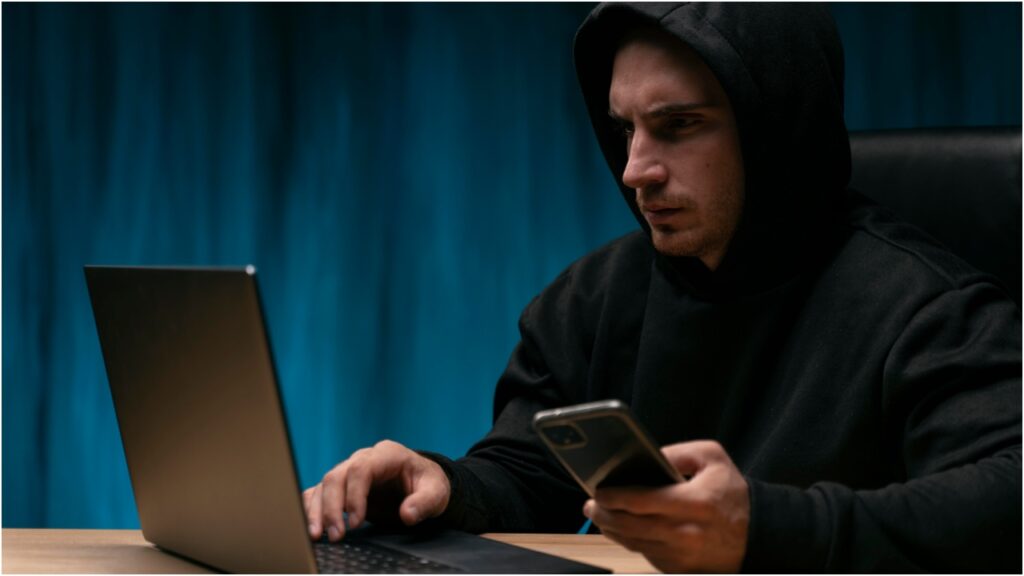 Hombre que quiere hacer estafa / Freepik