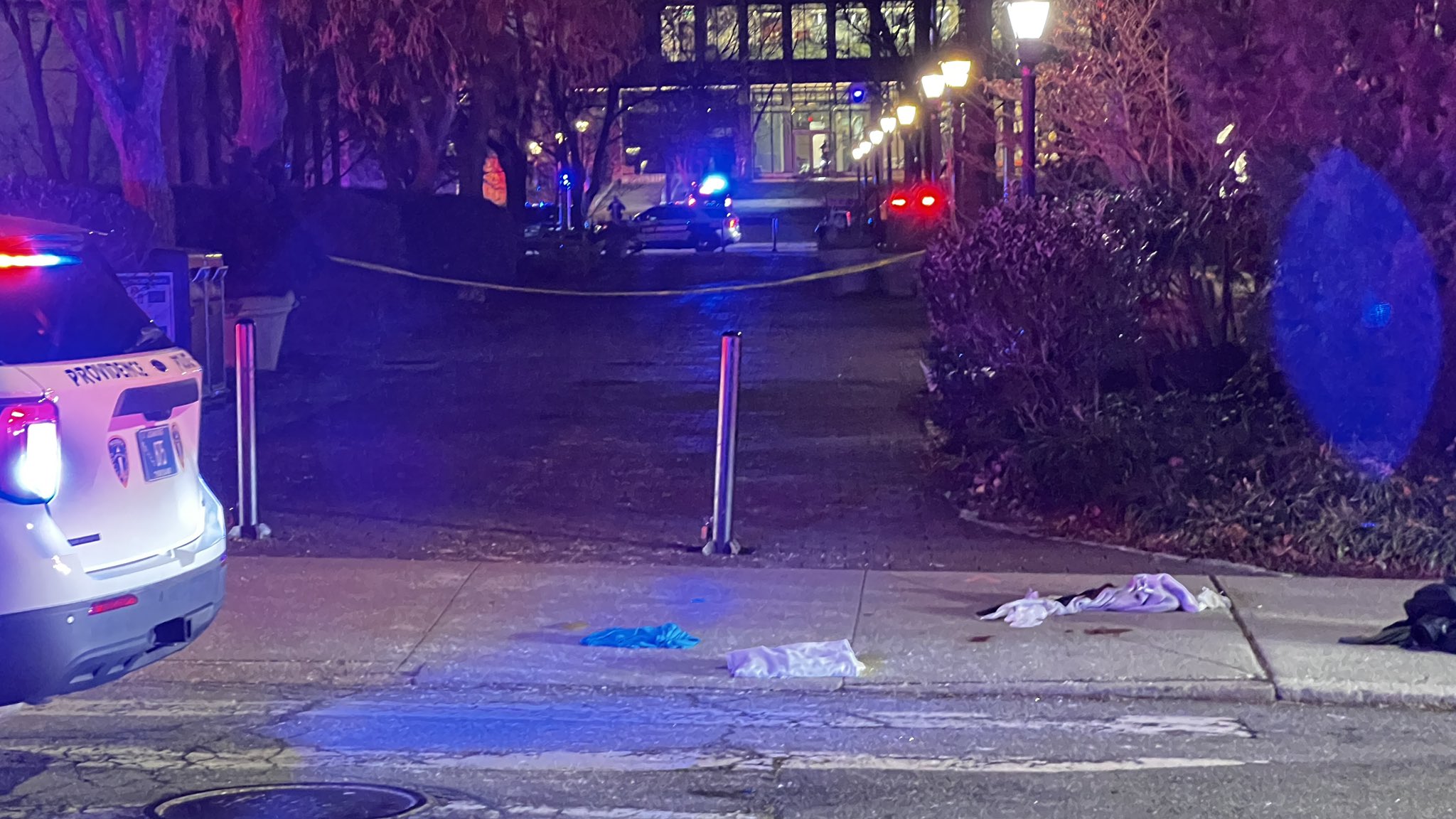 Entrada de la Universidad de Brown, donde ocurrió una balacera que dejó a dos personas asesinadas y ocho heridas