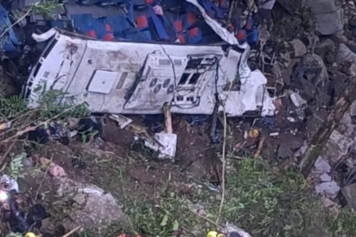 Milagro en accidente de bus: pensaron que murió y joven llamó a su abuelo a decirle que sobrevivió y que se encuentra fuera de peligro.