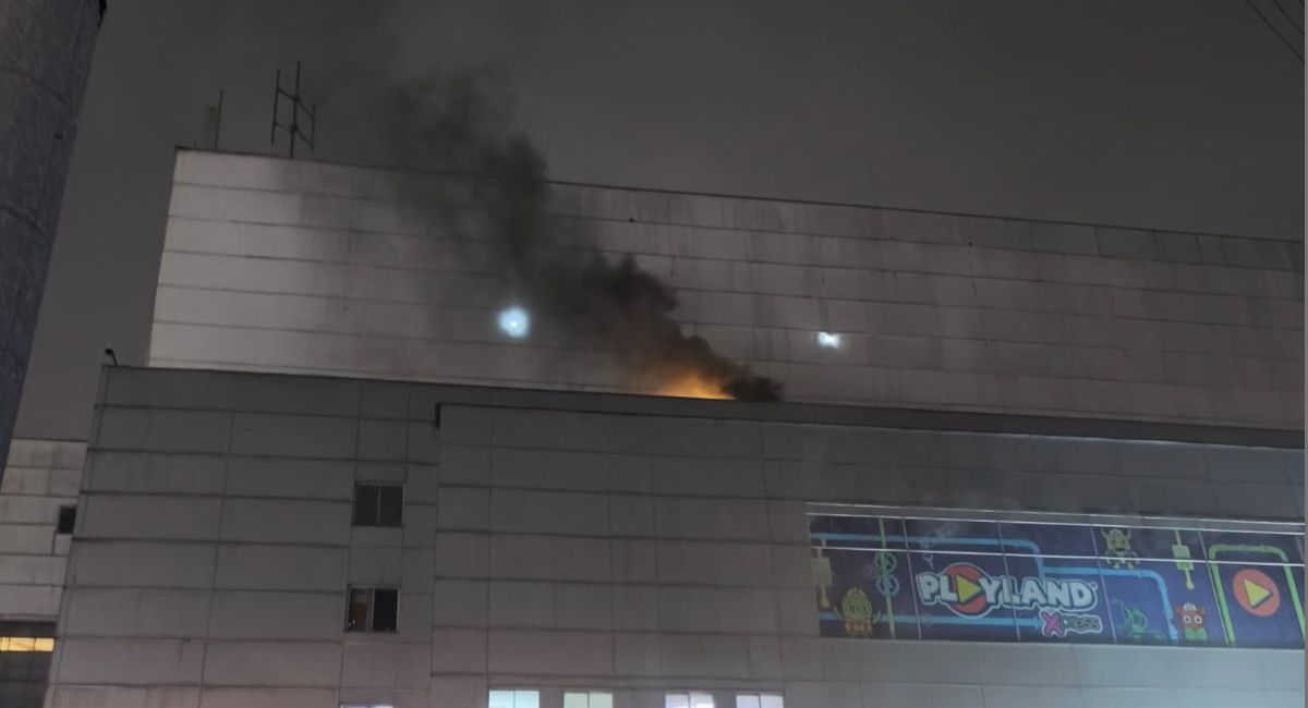 Incendio en centro comercial San Rafael de Bogotá este 15 de diciembre en local de comidas y ordenan evacuar de emergencia.