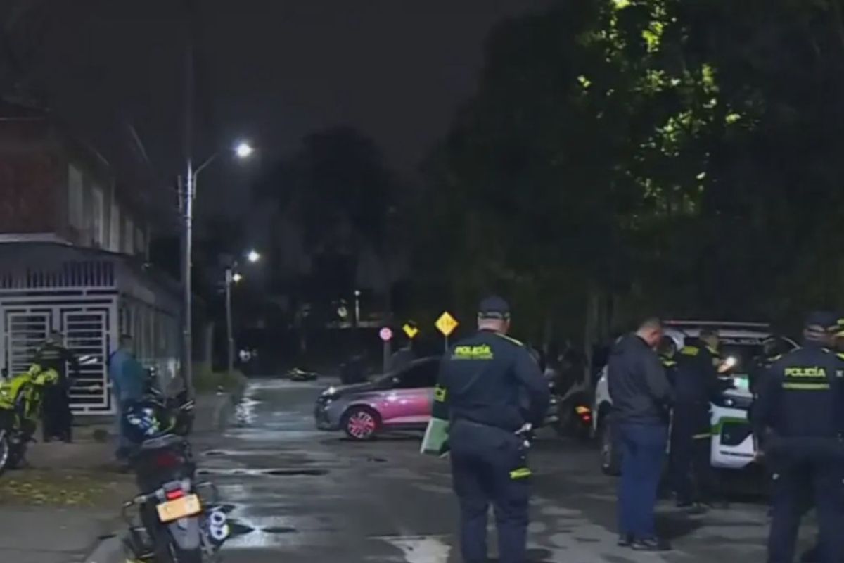 Identifican a 2 policías que murieron por atentado en Cali; iban en moto cuando les explotó artefacto en pleno barrio del oriente de la ciudad. 