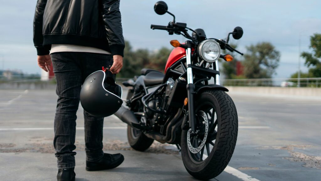 Motociclista con su moto / Freepik