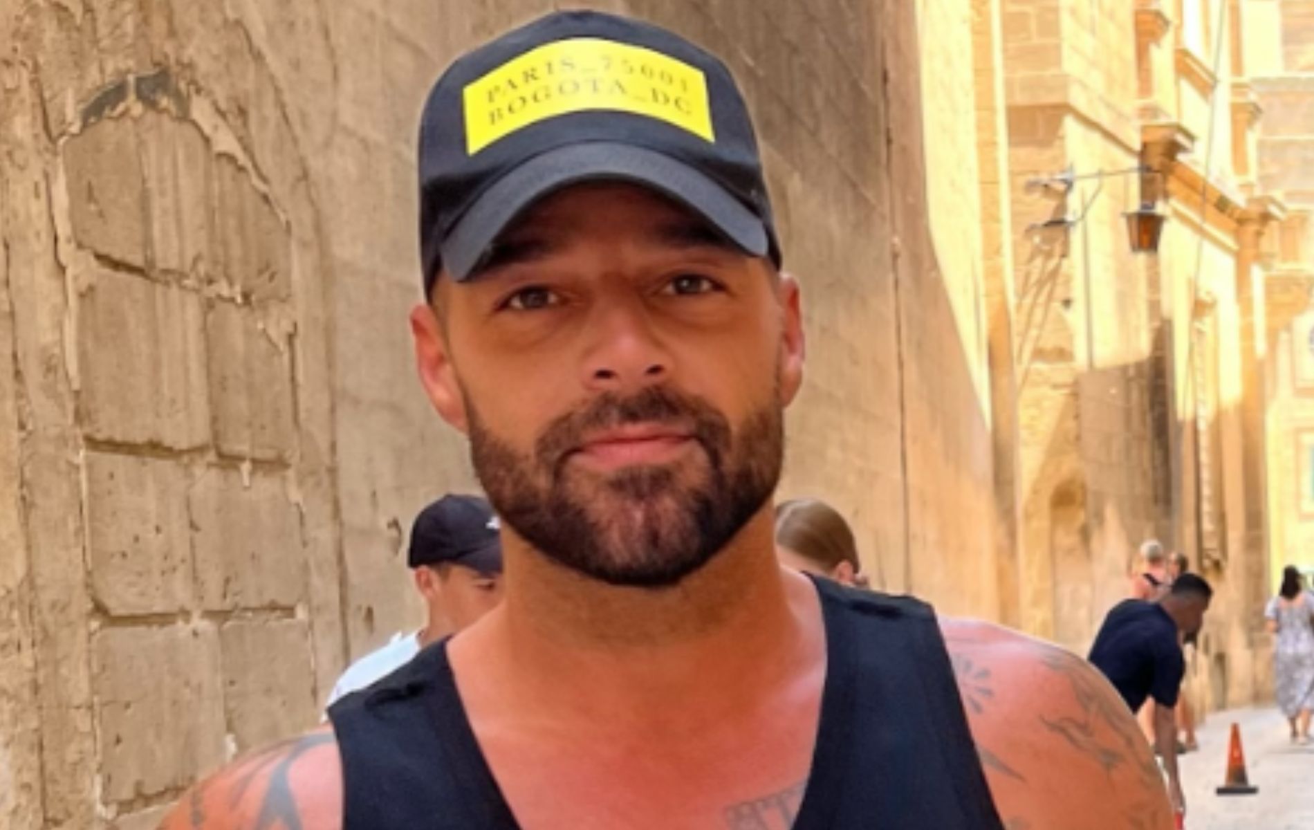 Aparece imagen de Ricky Martin sin camisa en un departamento con un hombre