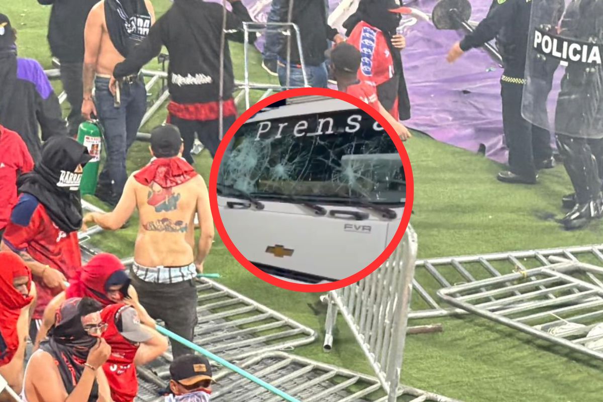Equipos de Win Sports y Telemedellin fueron atacados en el Atanasio Girardot durante disturbios por parte de hinchas de Atlético Nacional y Medellín. 