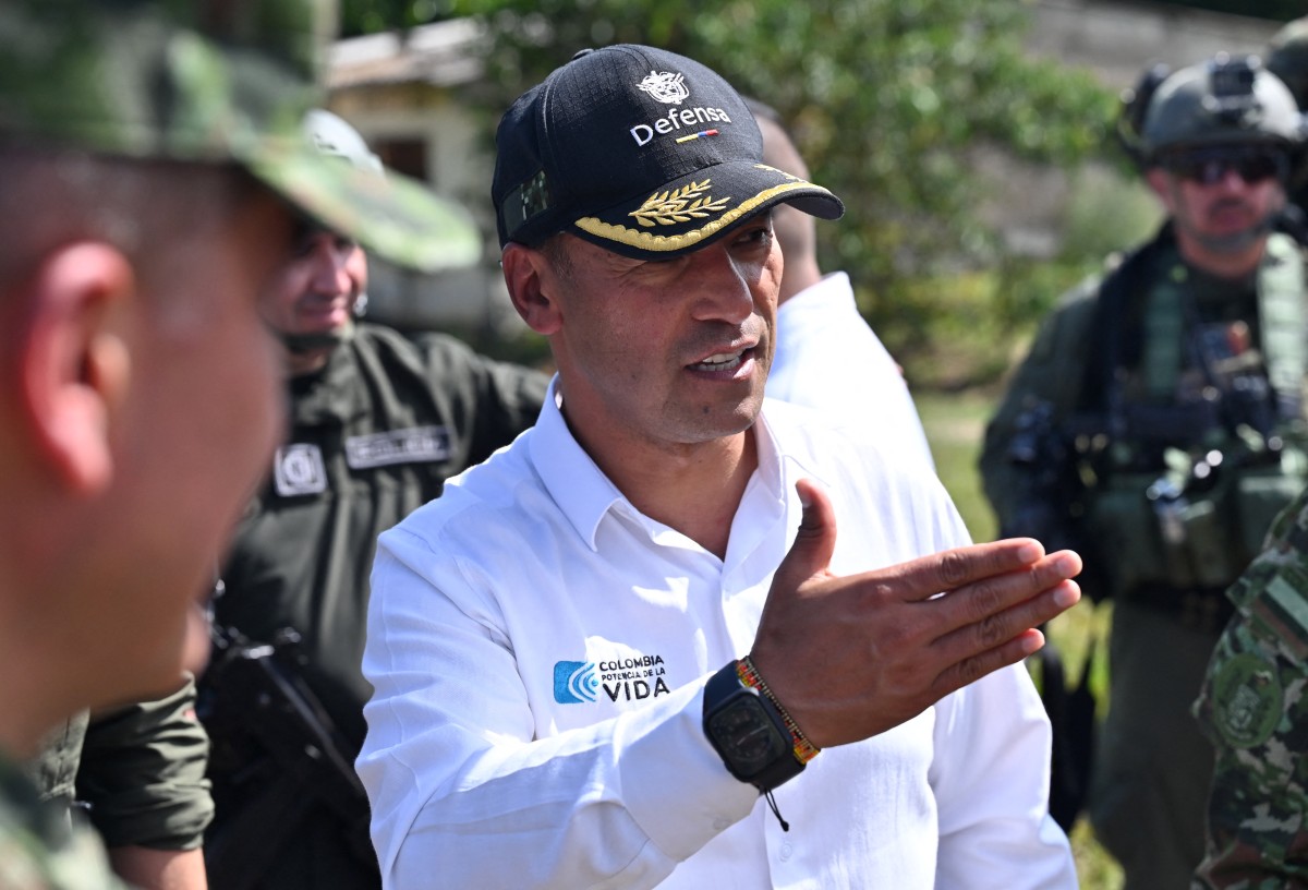 Colombian Defense Minister Pedro Sanchez (C) speaks with soldiers during his visit to the coca-growing region to speak with farmers about the substitution of illicit crops, in Villagarzon municipality, Putumayo department, Colombia, on September 5, 2025. (Photo by David SALAZAR / AFP)
