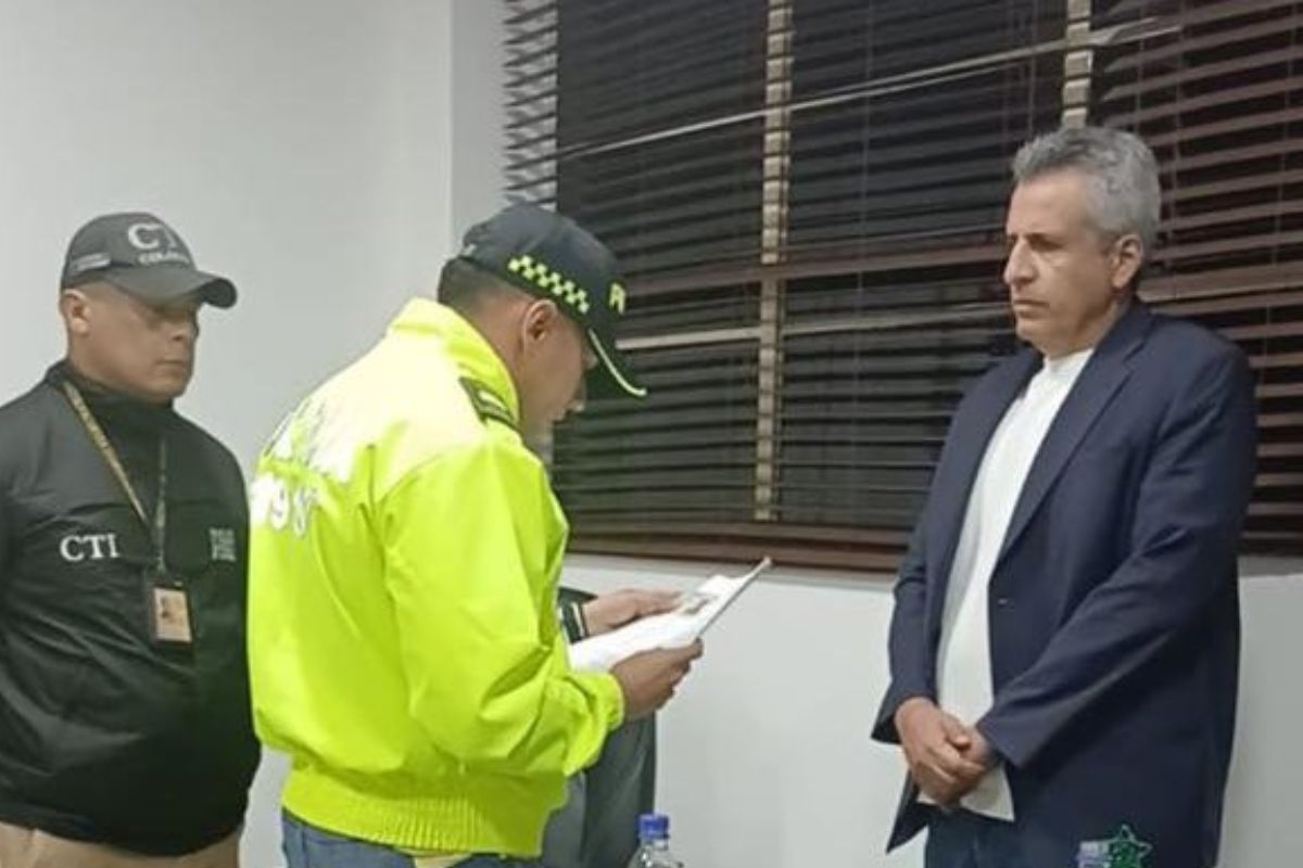 Aparece foto del momento exacto de la captura al exministro Velasco por escándalo de la UNGRD. El exministro Bonilla fue enviado al búnker de la Fiscalía. 