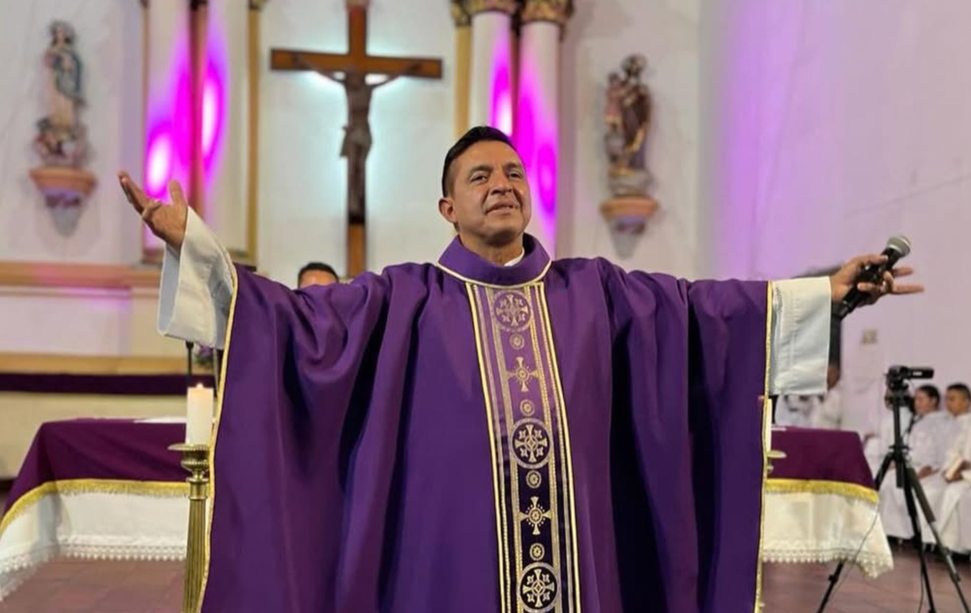 El padre Chucho lleva varios años oficiando sus misas en la misma iglesia.