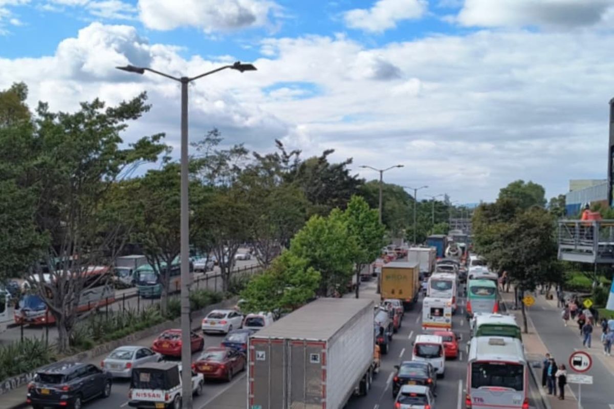 Caos en la calle 80 para salir de Bogotá: trancón de viajeros es de más de una hora. Las autoridades piden mucha paciencia. 
