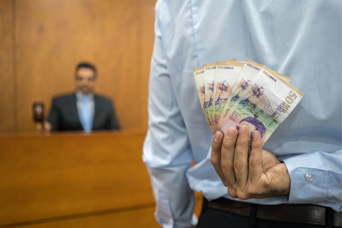 "$ 1.000 millones": Fiscalía descubre entramado de corrupción en funcionarios para ocultar pruebas en contra de delincuentes. 