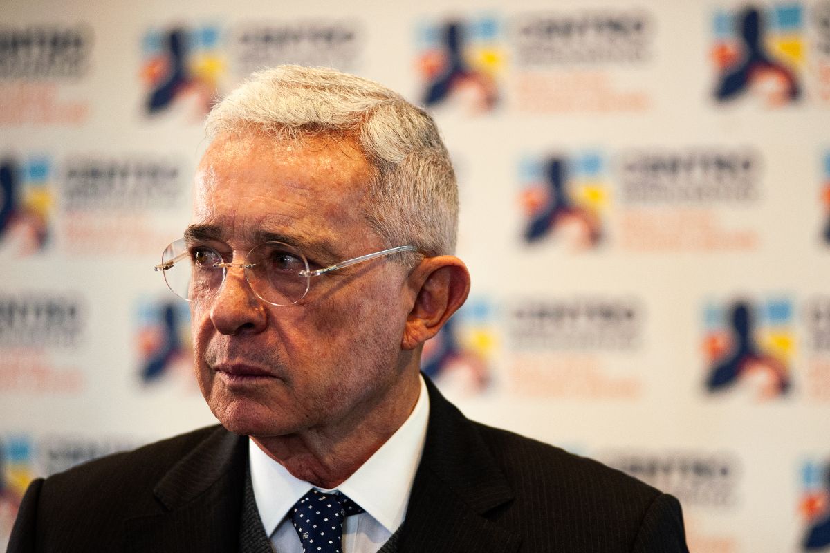 "Más jóvenes se irán del país": Álvaro Uribe advierte qué pasará por nuevo salario mínimo. Recursos se gastarán al pago de medicamentos y de impuestos. 