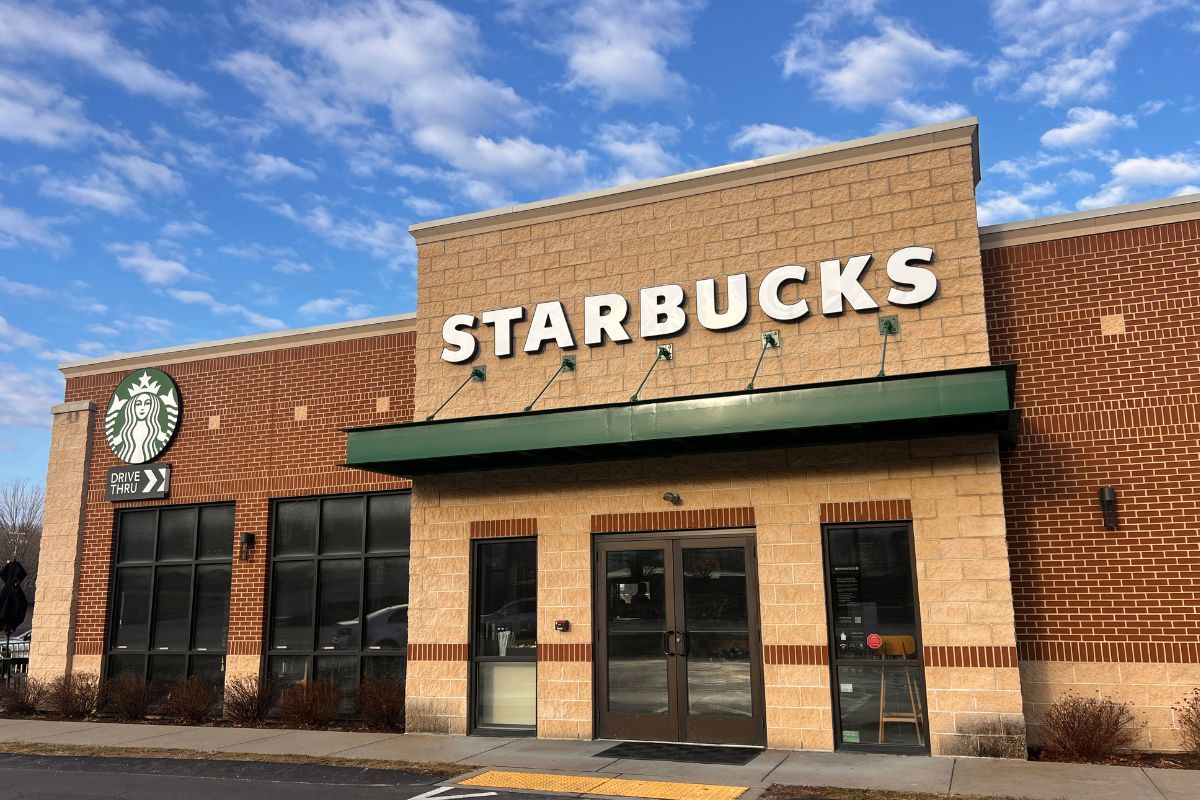 "No rindieron lo suficiente": Starbucks sorprendió con decisión que tomó con más de 400 tiendas. Afectaría varios empleos. 
