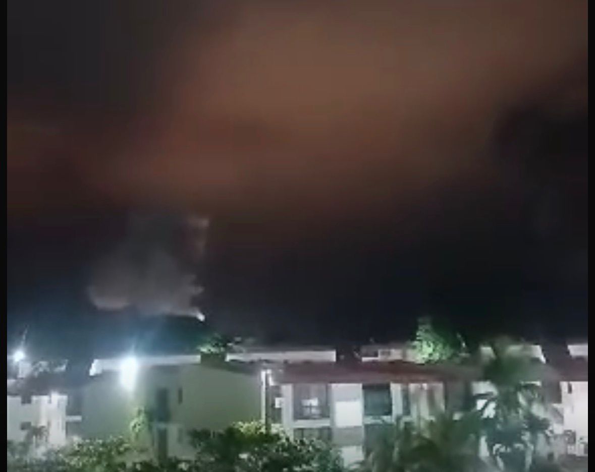 Reportan explosiones, sobrevuelo de aviones y apagón en Caracas (Venezuela)