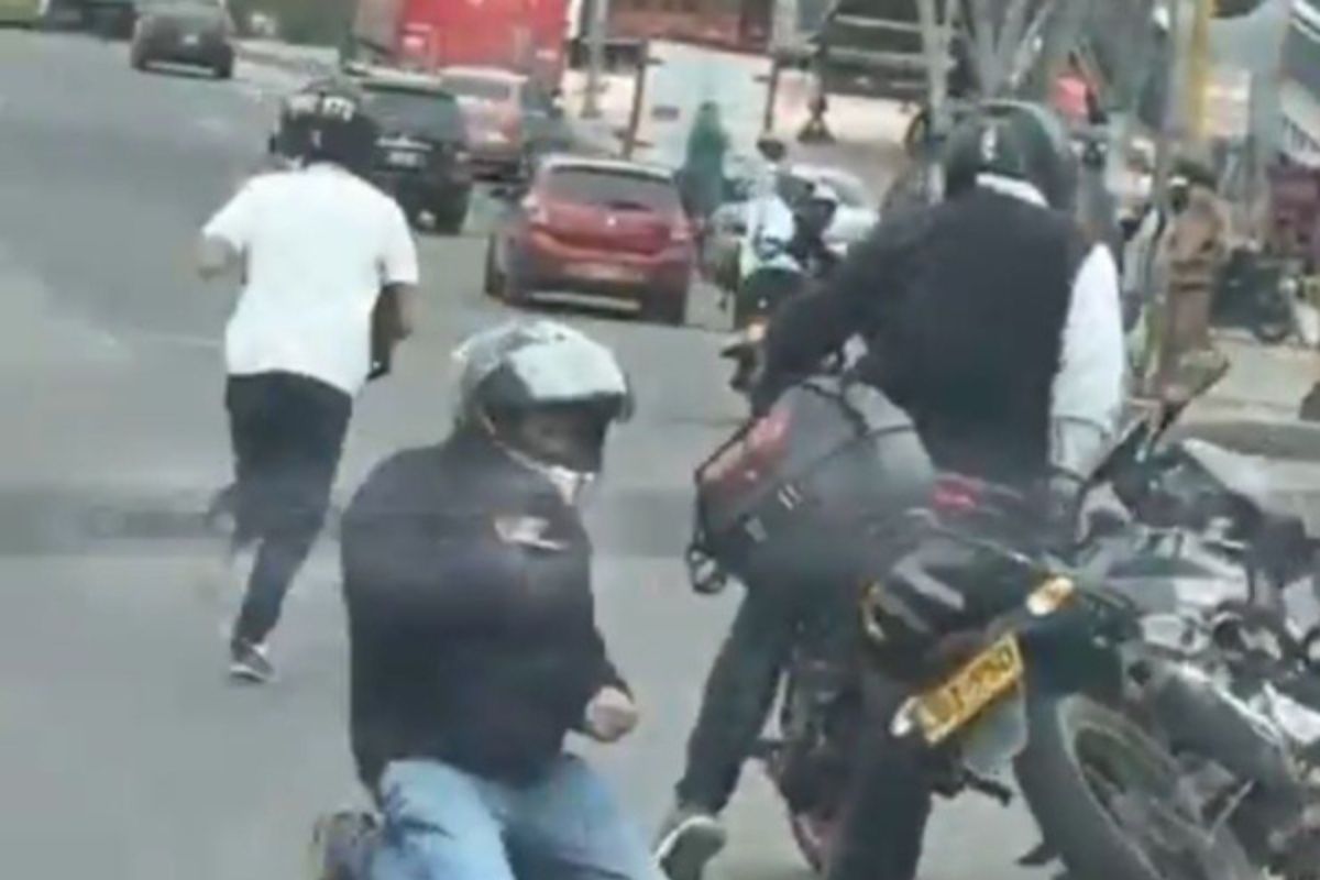 Balacera en la avenida Américas (Bogotá): 4 hombres le dispararon a joven en moto por atracarlo en la localidad de Kennedy. 