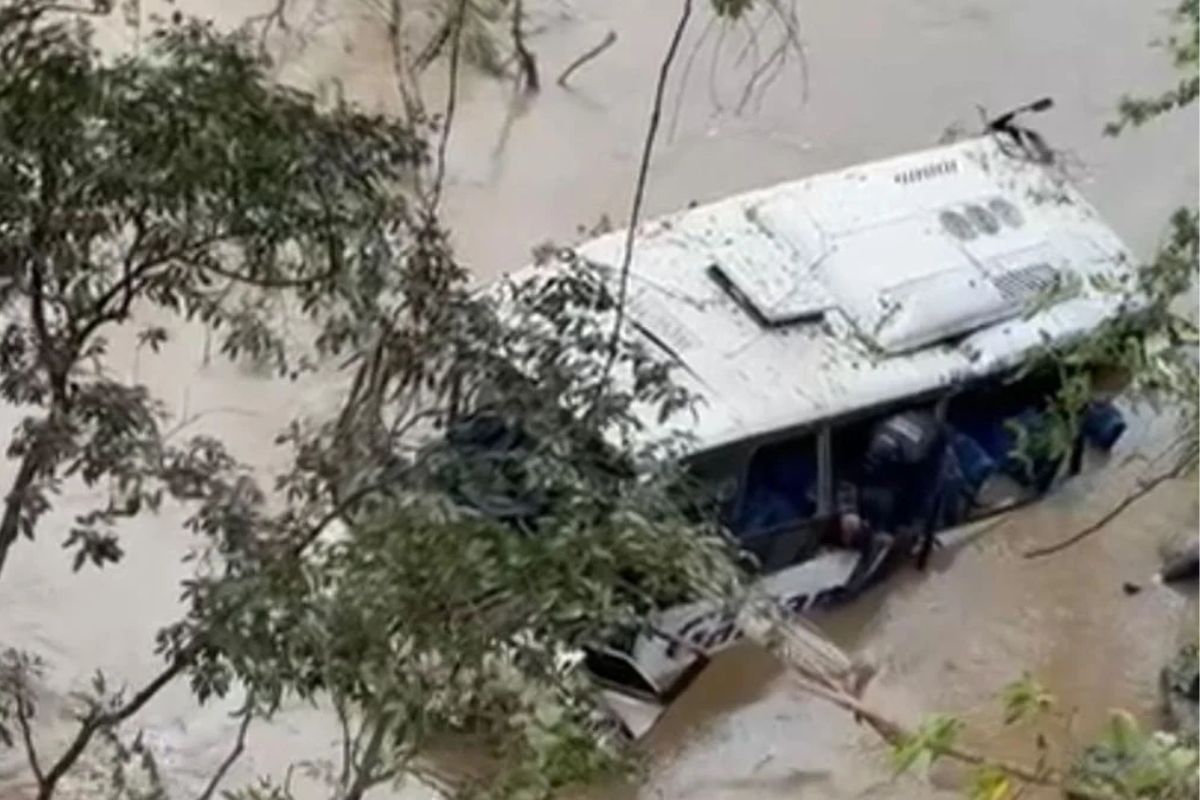 Cómo están los pasajeros del bus que cayó al río Magdalena; hay varios graves