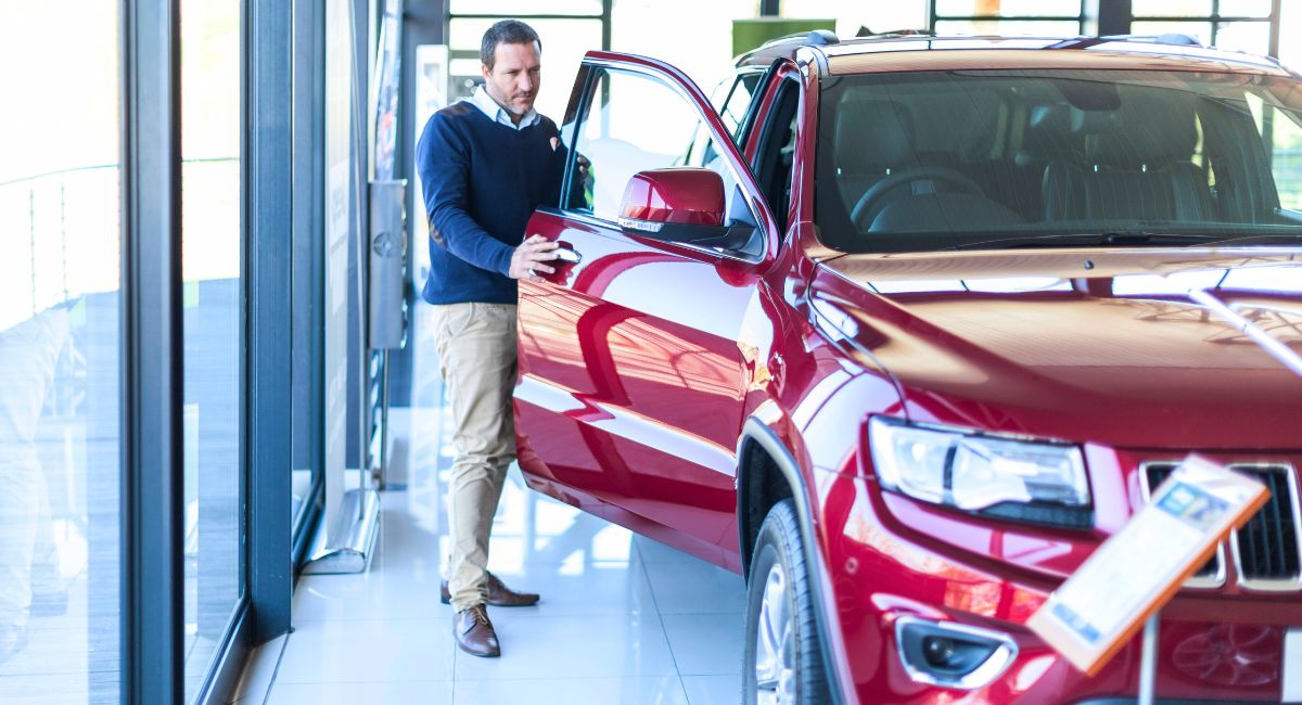 La venta de carros nuevos y usados en Colombia se transformaría por aumento del salario mínimo y nuevos impuestos, que golpean a concesionarios. 