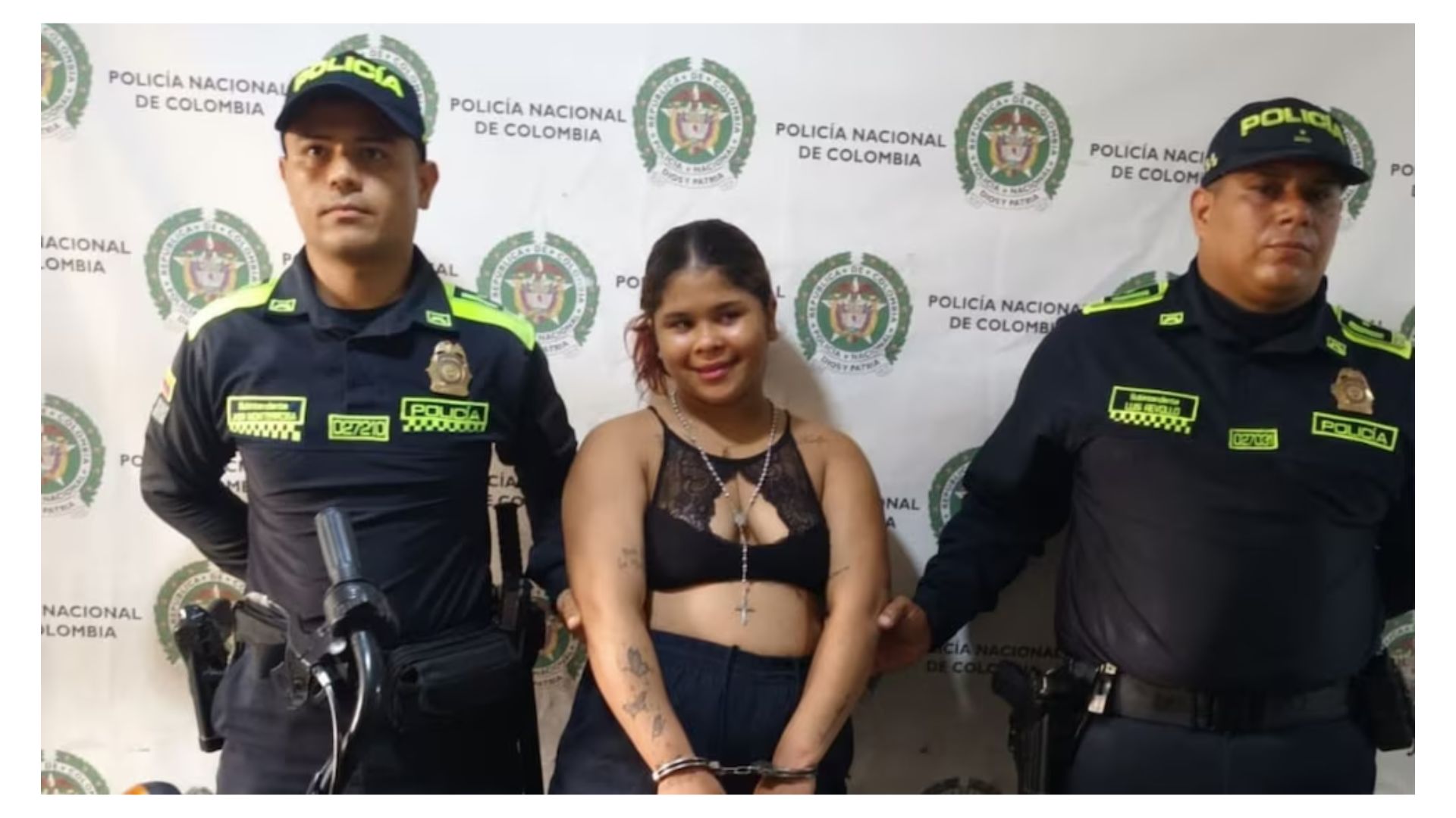 Mujer detenida y esposada en Sabanalarga, Atlántico, empezó a posar y modelar