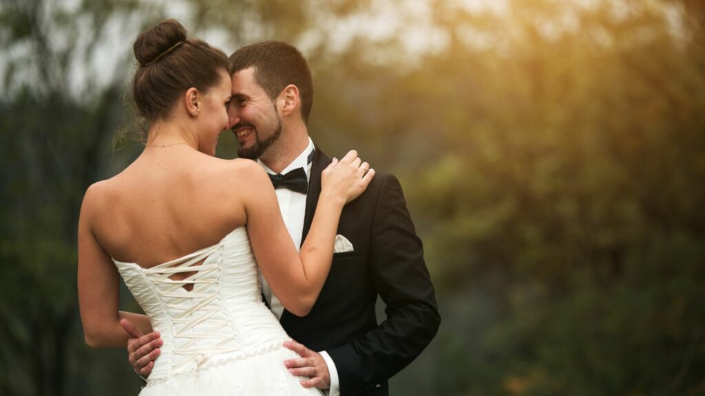 Pareja casándose / Freepik 