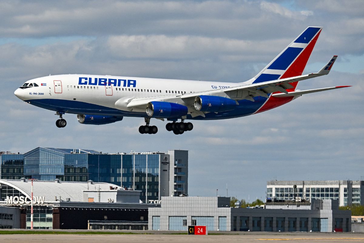 Avión cubano sufrió percance hacia Venezuela y no pudo aterrizar por vigilancia de EE. UU. Hay tensiones sobre lo que pasará. 