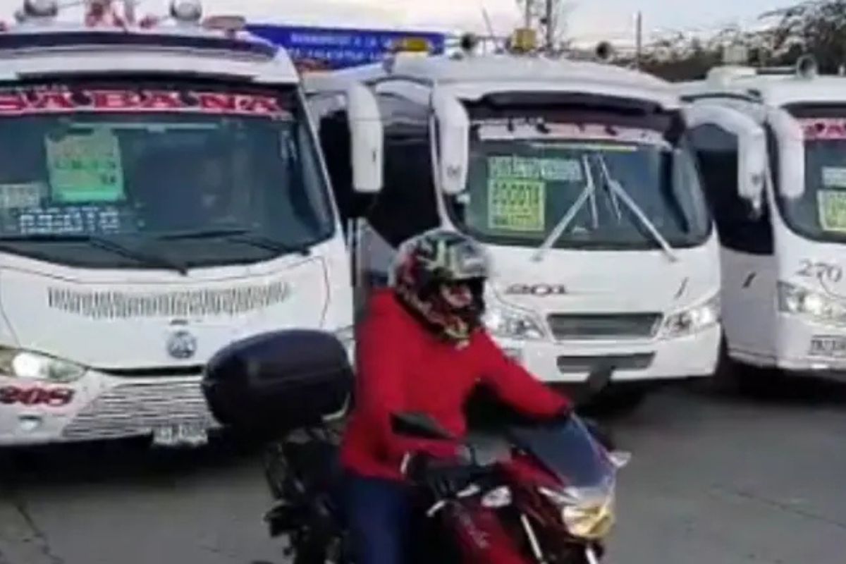 Caos en la calle 13 (Bogotá) por bloqueo de buseteros: protestan por constantes robos en la vía a Funza, Madrid y Mosquera. 