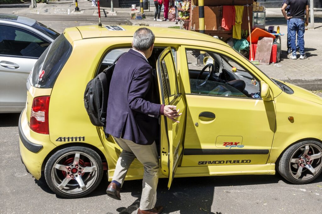 Pasajero subiendo al taxi / Getty
