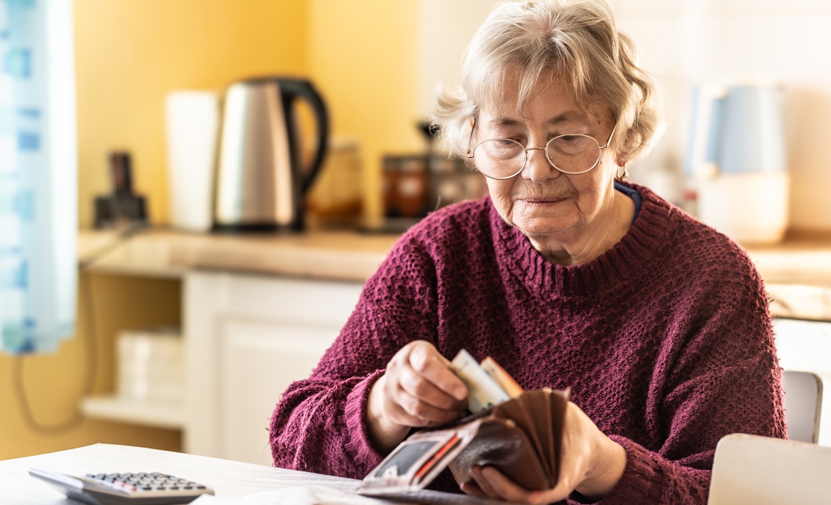 Adulto mayor recibiendo subsidio 