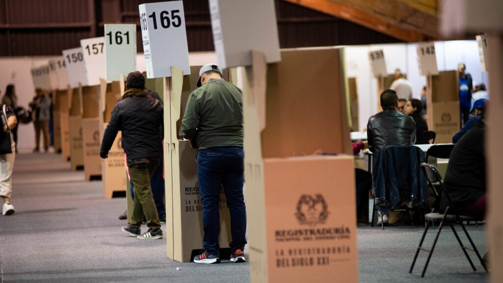 Personas votando / Getty 