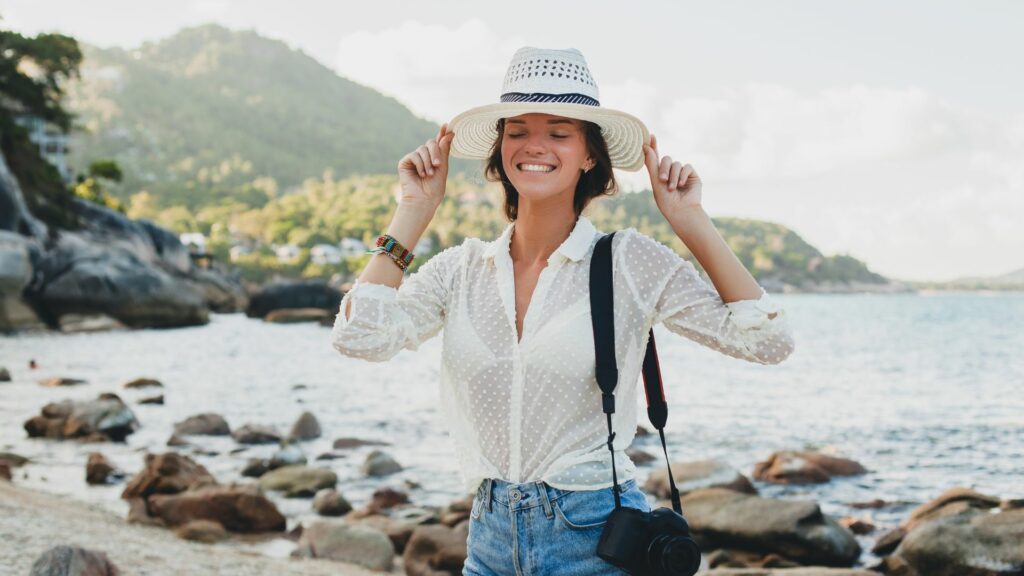 Turista en la playa / Freepik 