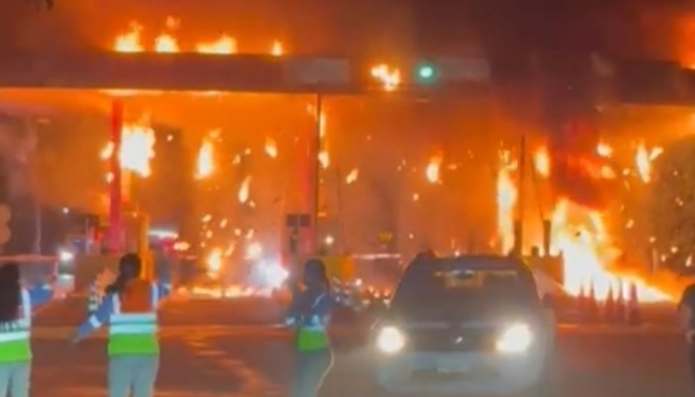 Incendio peaje Bicentenario: fuego consumió casetas por vehículo incinerado