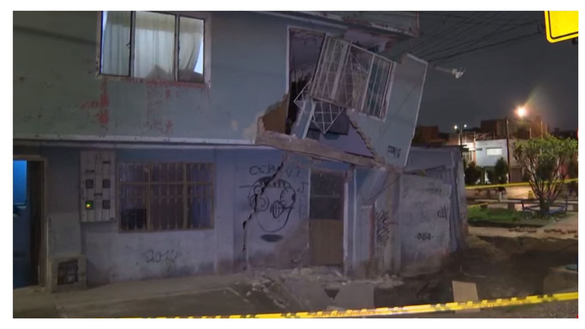 Se abrió la tierra en el barrio Roma de Kennedy (Bogotá) y tumbó media casa 