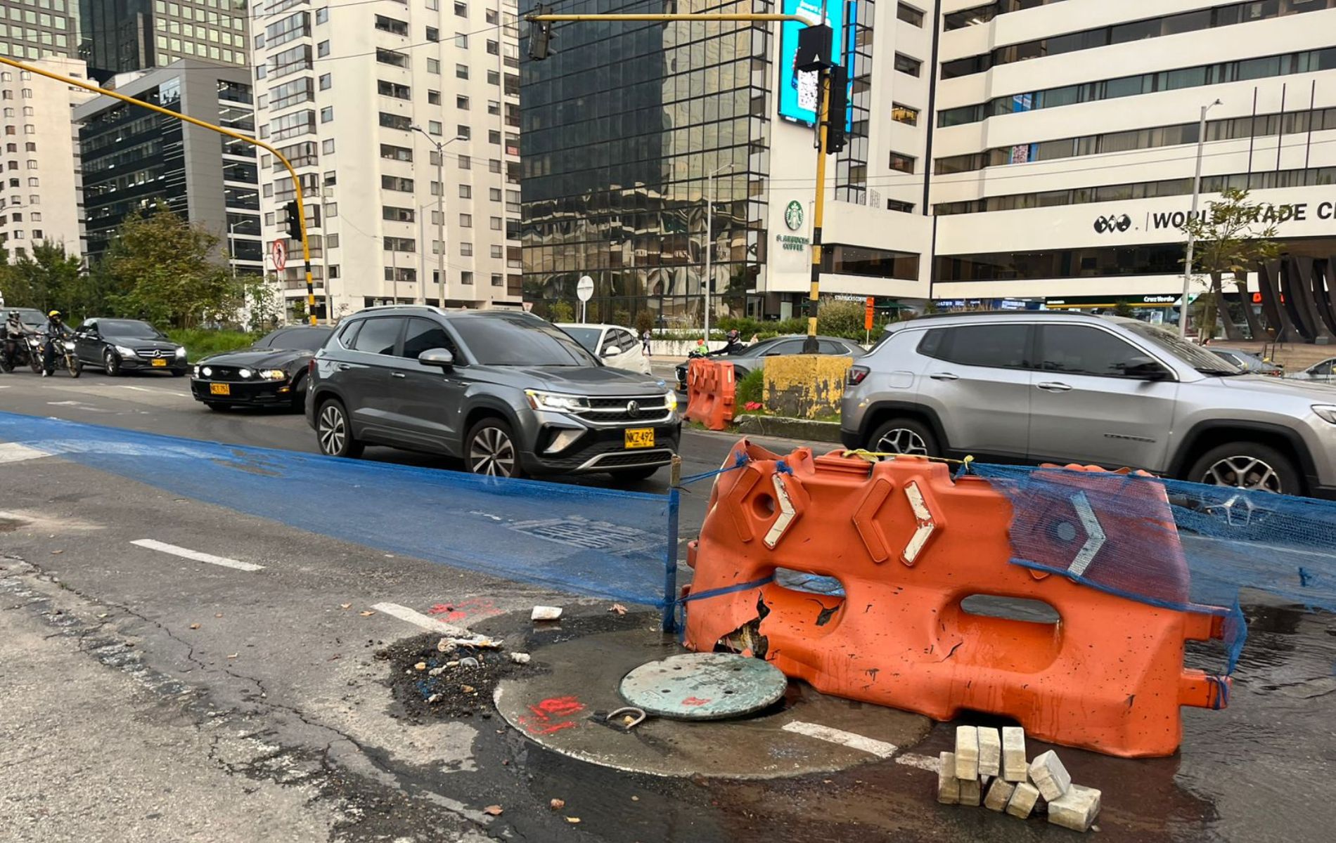 Reportan grave desperdicio de agua por tubería rota en el norte de Bogotá