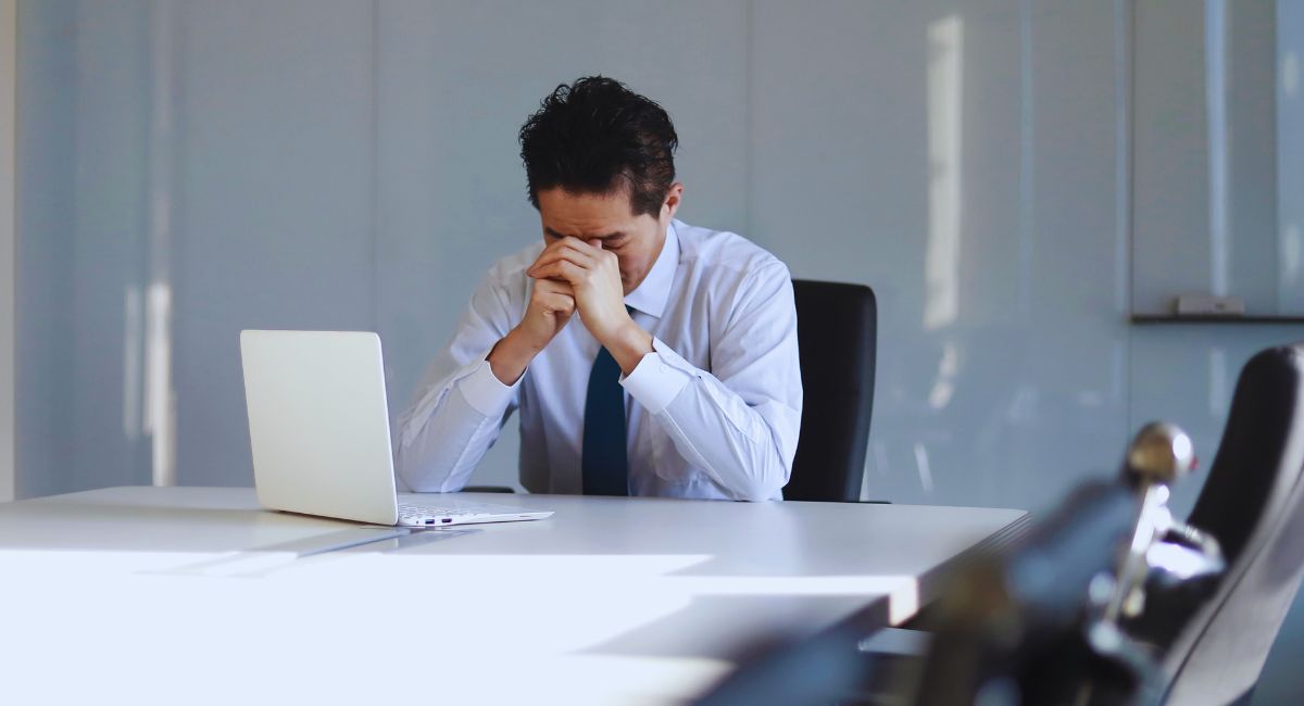 Fenalco revela sondeo sobre que las empresas en Colombia proyectan despidos por aumento en costos laborales debido al salario mínimo.