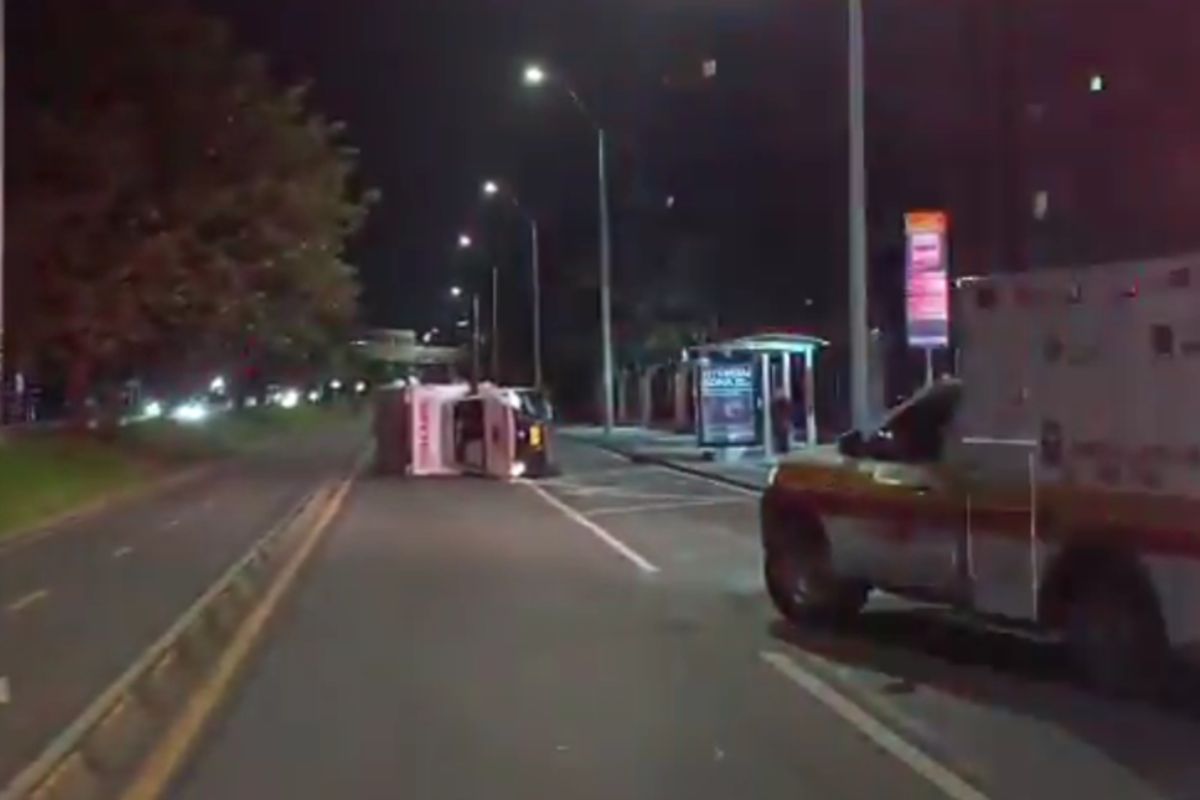 Carro se volcó en importante vía de Bogotá y obligó a cerrar ambos sentidos