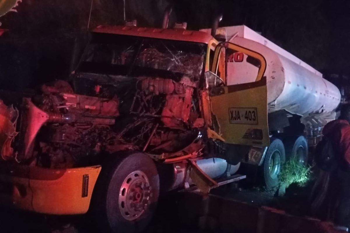 "Venía pidiendo vía": testigo de accidente en La Línea explicó qué pasó con tractomula sin frenos. Hubo una persona muerta. 